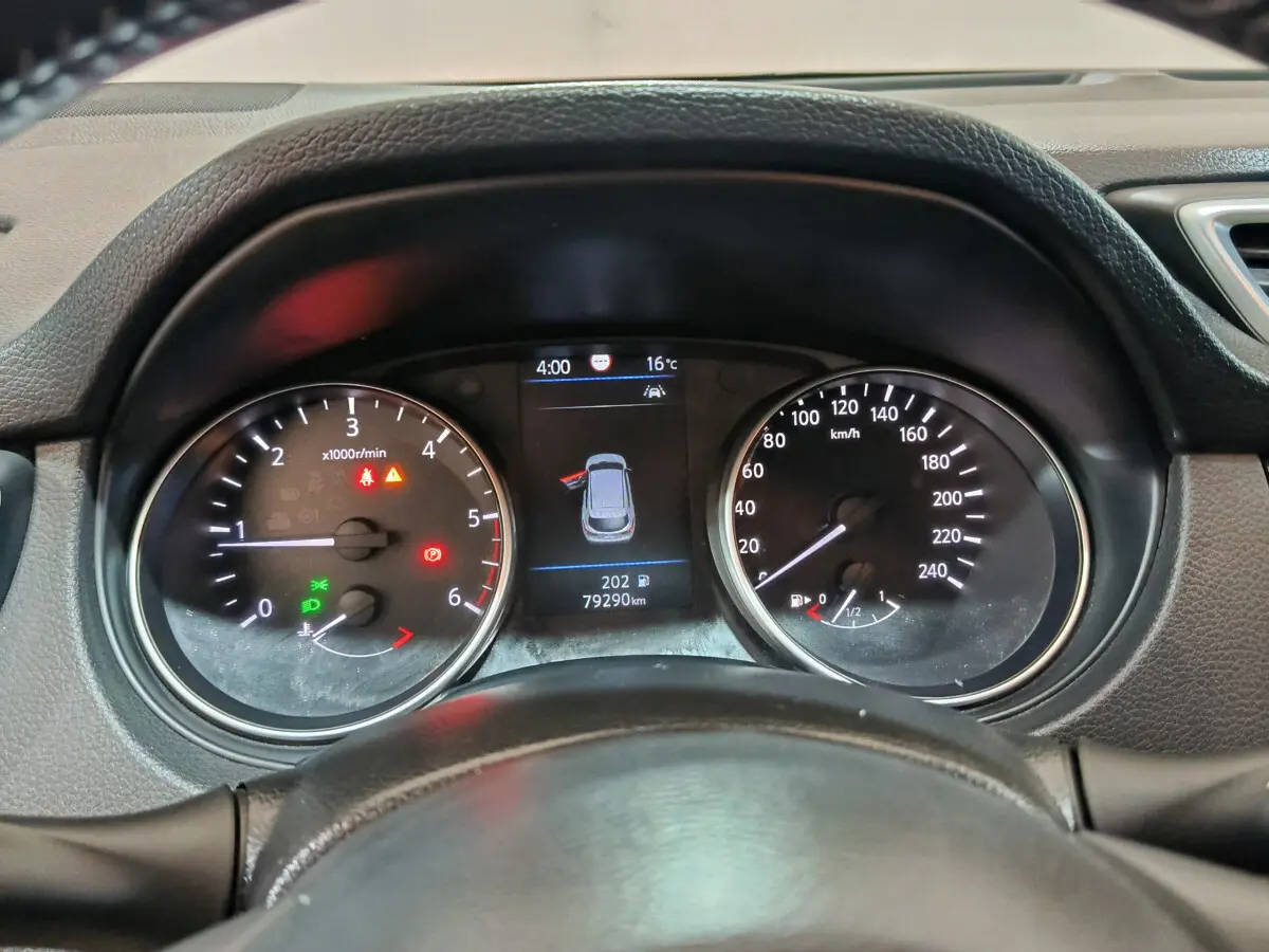 Vue rapprochée du tableau de bord du Nissan Qashqai gris clair 2019, affichage digital et compteurs analogiques.