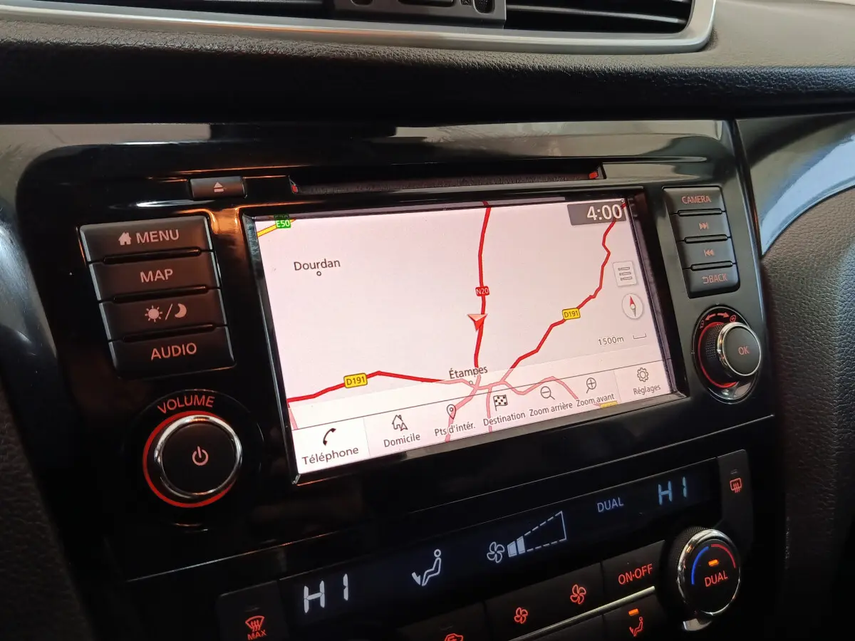 Gros plan sur l'écran tactile de navigation 7 pouces du tableau de bord du Nissan Qashqai gris clair de 2019.