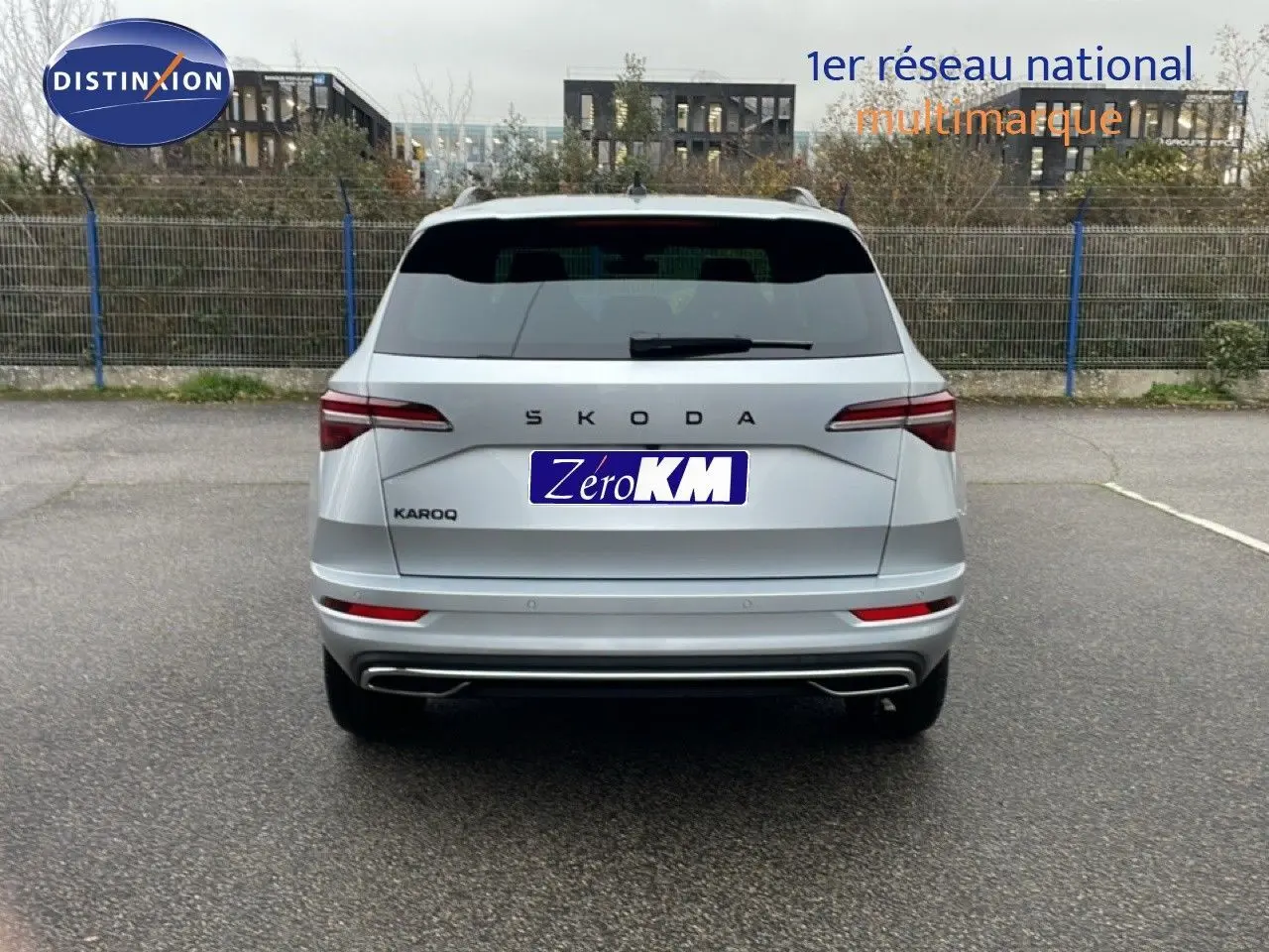 Vue arrière d'un Skoda Karoq gris argent métallisé 2025 avec feux LED et double sortie d'échappement intégrée.