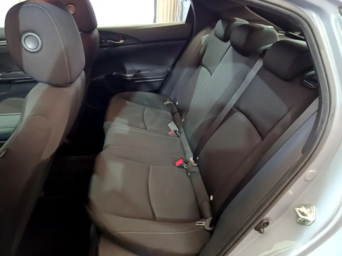 Vue intérieure côté droit sur la banquette arrière noire de la Honda Civic 1.0 i-VTEC Exclusive 2020 gris foncé.