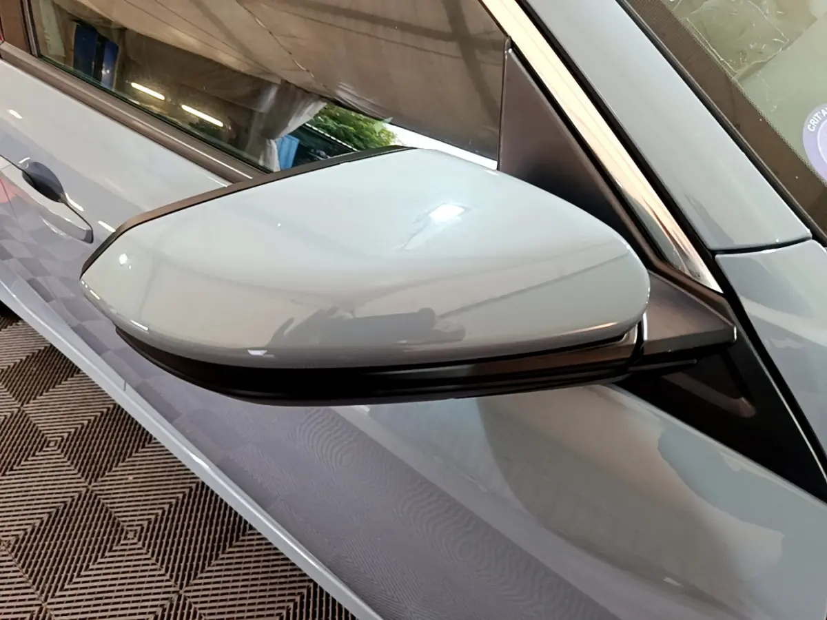 Gros plan sur le rétroviseur côté gauche gris clair de la Honda Civic 1.0 i-VTEC Exclusive 2020.