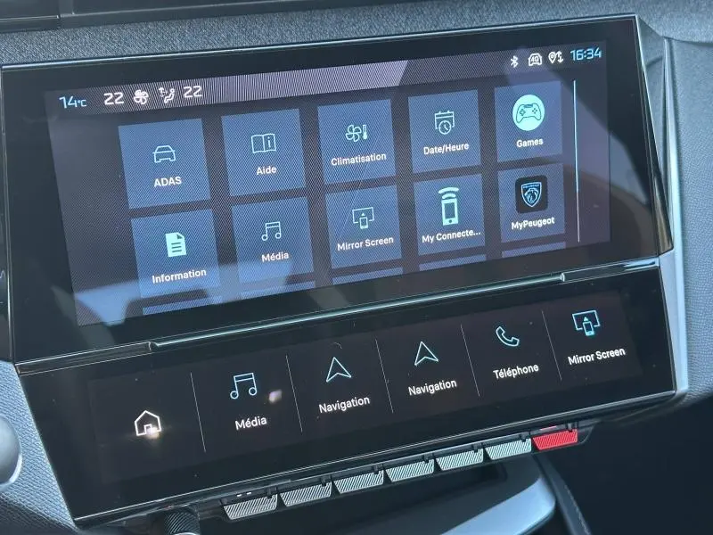 Écran tactile central du tableau de bord de la Peugeot 308 SW 2024 affichant les menus multimédia et navigation.