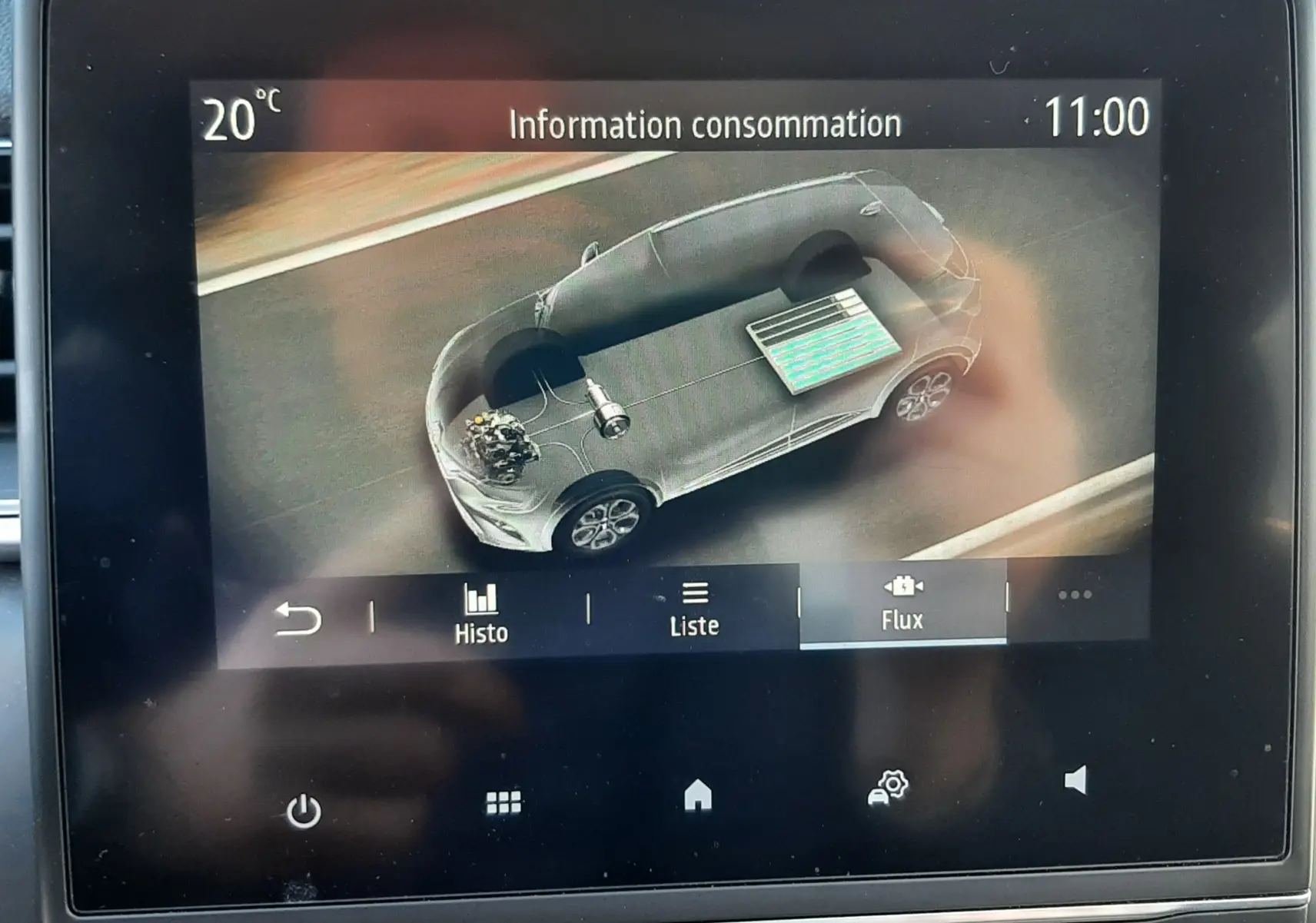 Écran central montrant la consommation d'énergie du Renault Captur E-Tech 145ch Intens, vue intérieure frontale.