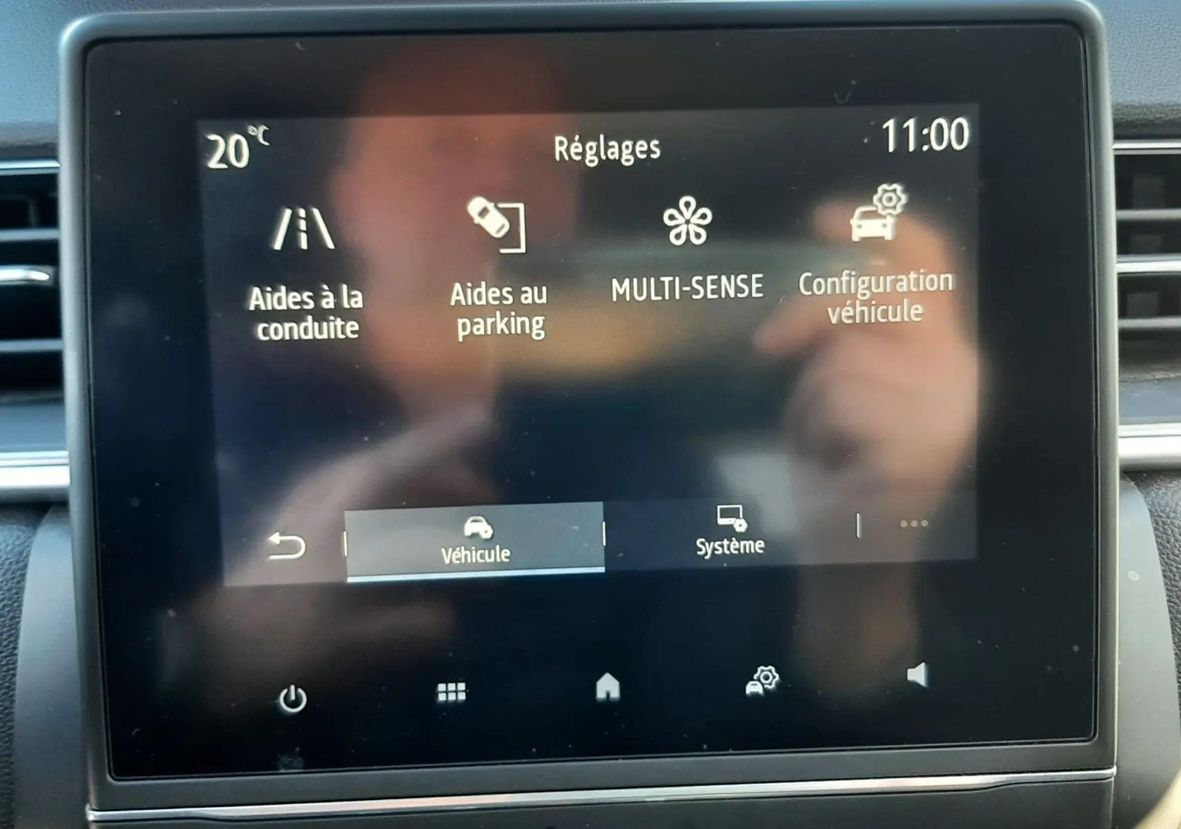 Écran tactile central du Renault Captur E-Tech 145ch Intens 2022 affichant le menu Réglages avec options d’aides à la conduite et parking.