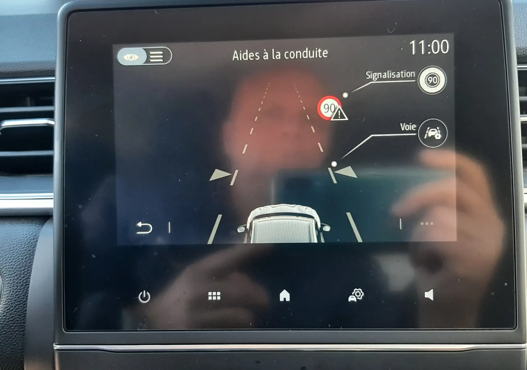 Écran central du tableau de bord du Renault Captur E-Tech 145ch Intens 2022 montrant les aides à la conduite.