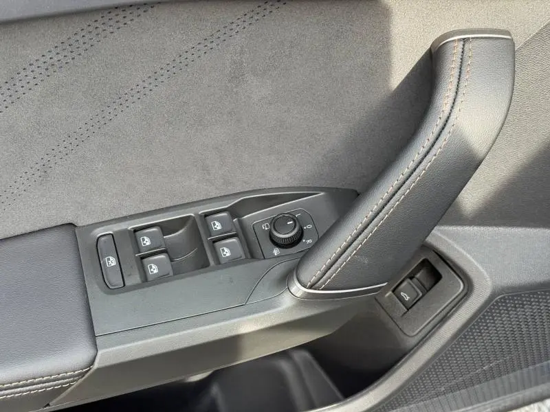Détail de la porte côté conducteur du CUPRA Formentor 2026 avec commandes de vitres et rétroviseurs, garniture gris Graphène.