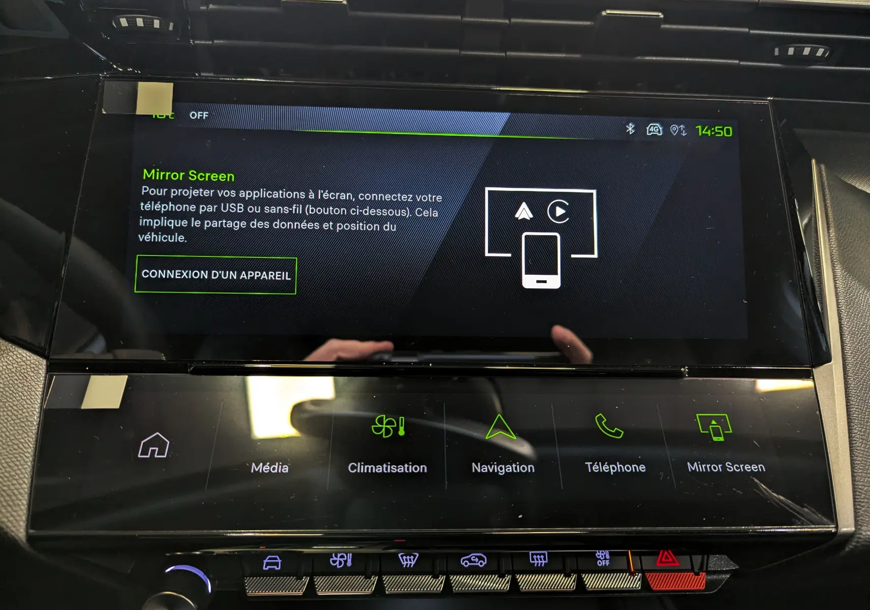 Vue rapprochée de l'écran tactile central du Peugeot 308 GT 2025 affichant le menu Mirror Screen en mode connecté.
