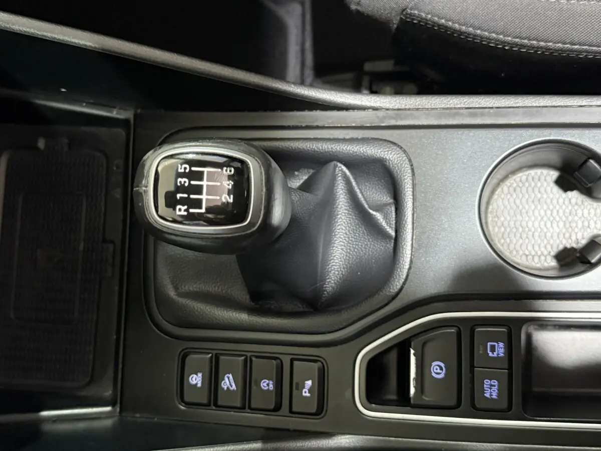 Gros plan sur le levier de vitesses manuel noir et la console centrale du Hyundai Tucson 1.6 CRDI 136 Premium 2019.