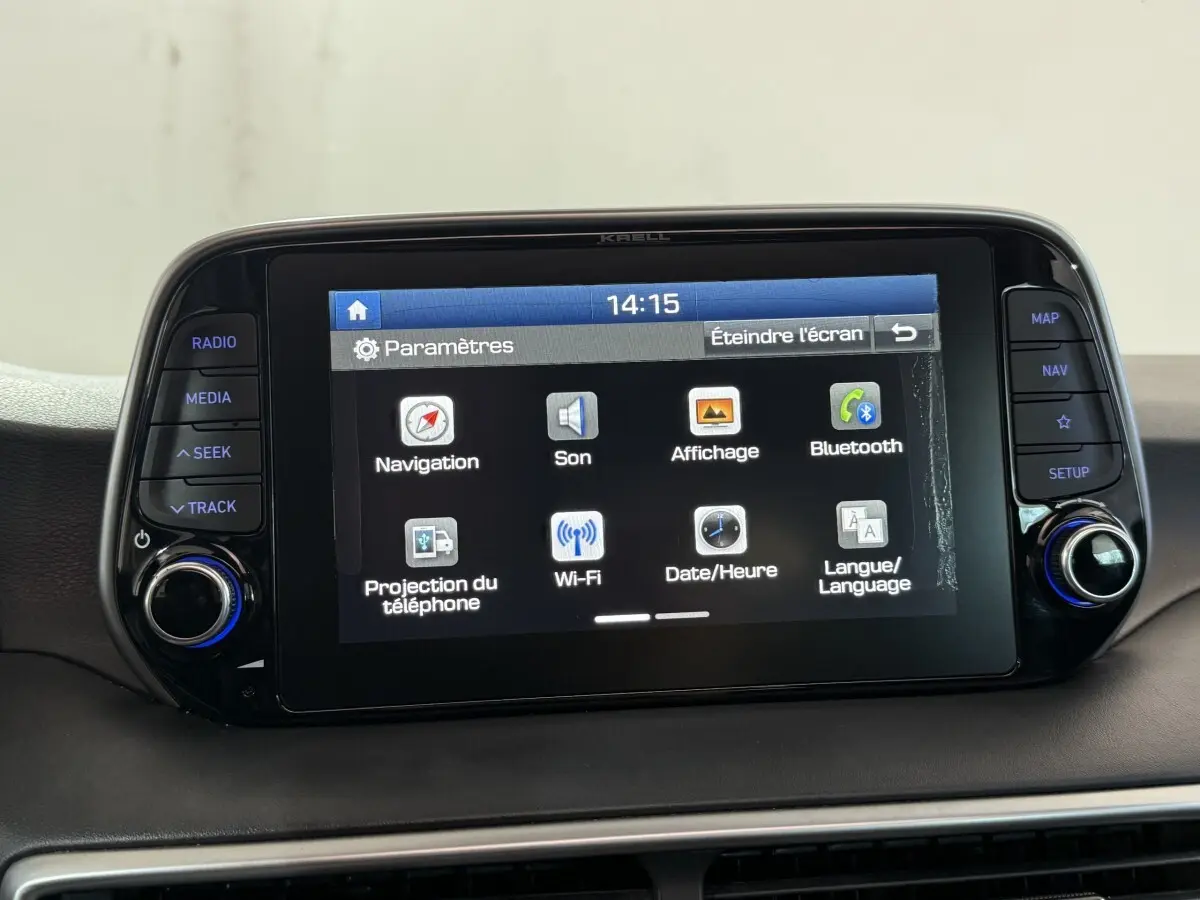 Écran tactile central du tableau de bord du Hyundai Tucson 2019 affichant les paramètres de navigation et connectivité.
