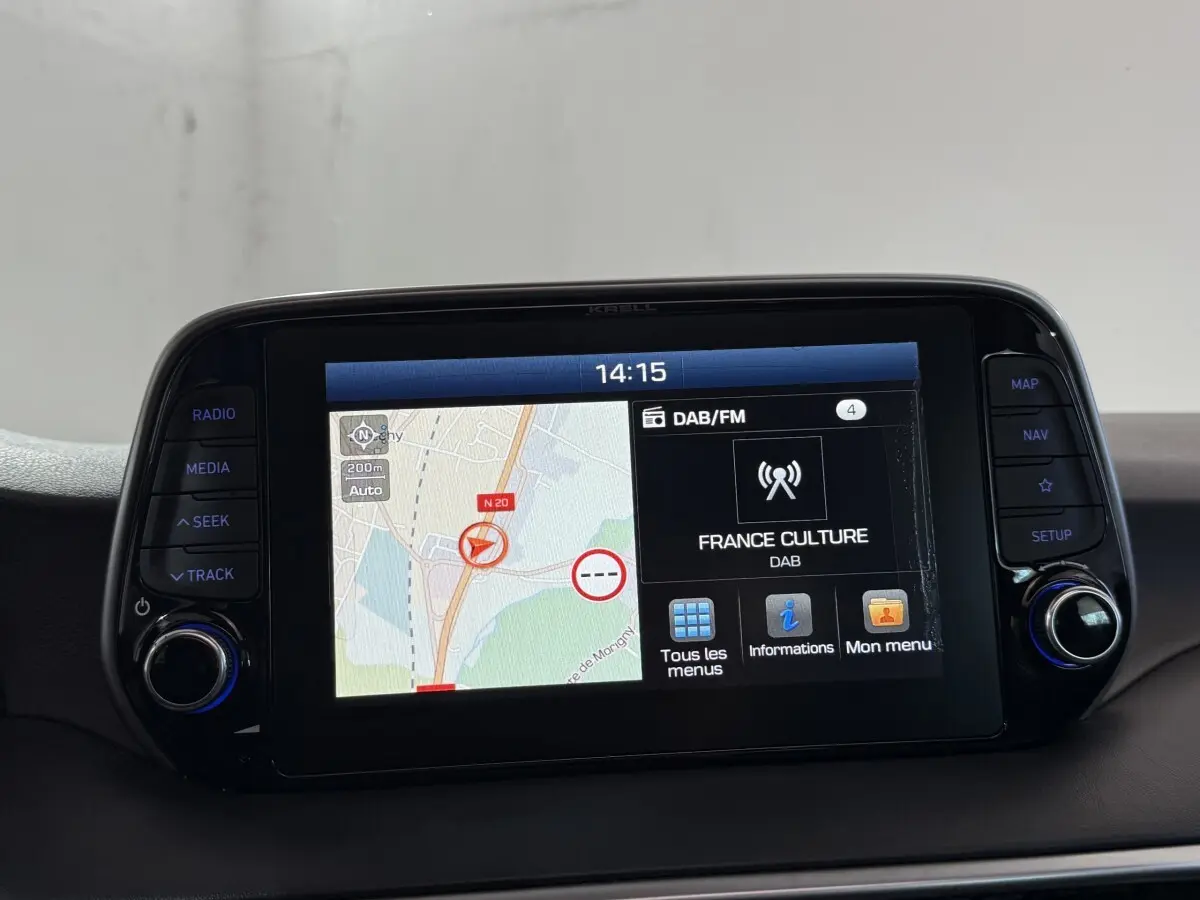 Écran tactile central du Hyundai Tucson 2019 affichant la navigation et la radio DAB/FM, vue de face.