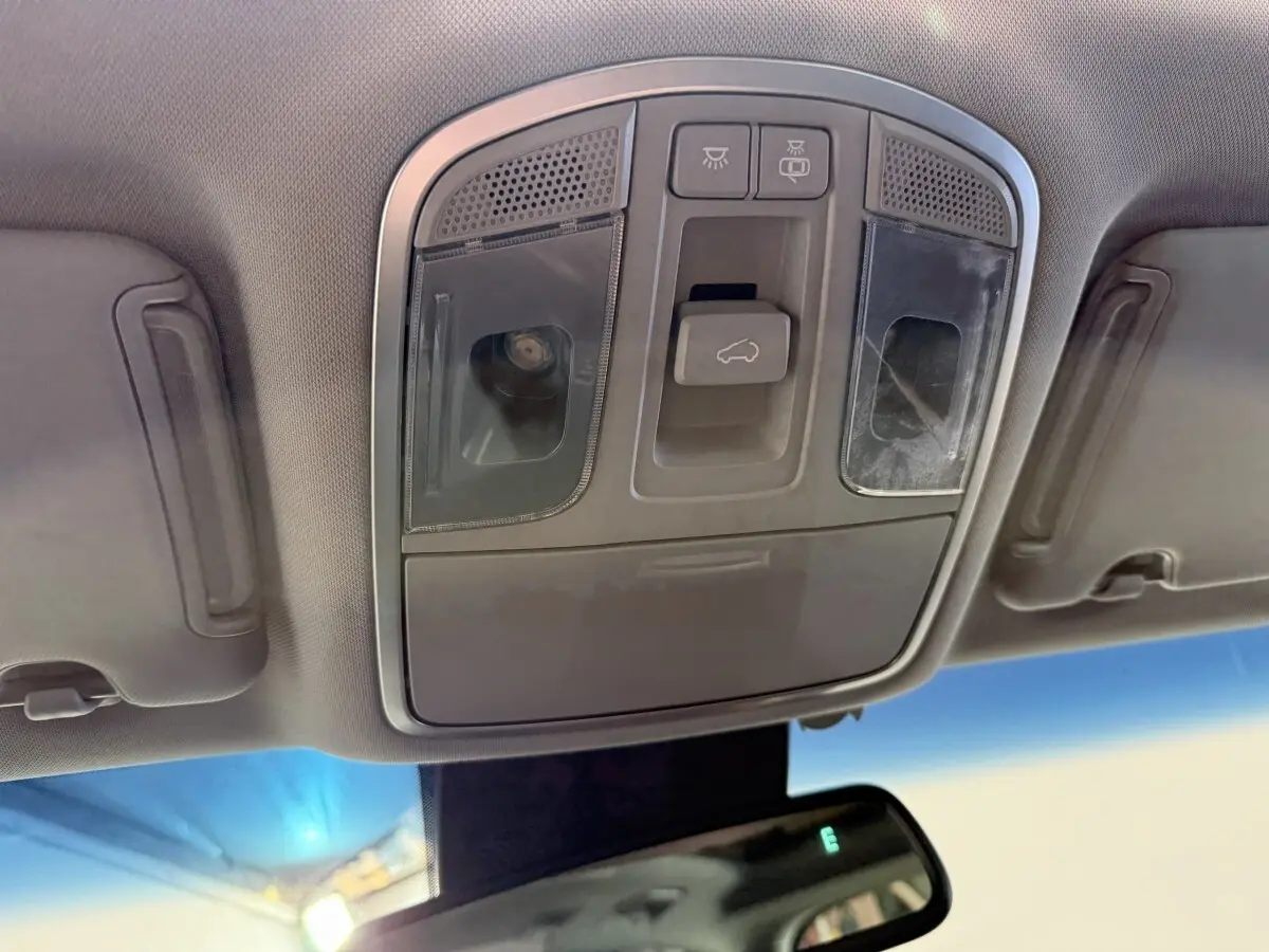 Vue intérieure du plafonnier avec commandes d'ouverture du coffre du Hyundai Tucson noir 2019.