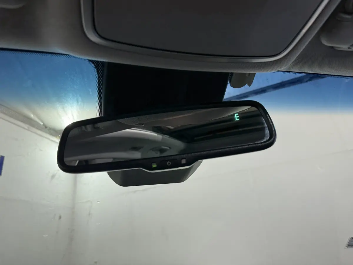 Rétroviseur intérieur du Hyundai Tucson noir 2019, affichant la direction Est avec capteurs intégrés.