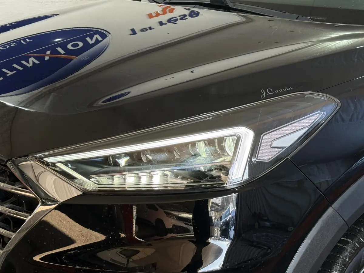 Gros plan sur le phare avant droit du Hyundai Tucson noir 2019, mettant en valeur son design LED distinctif.