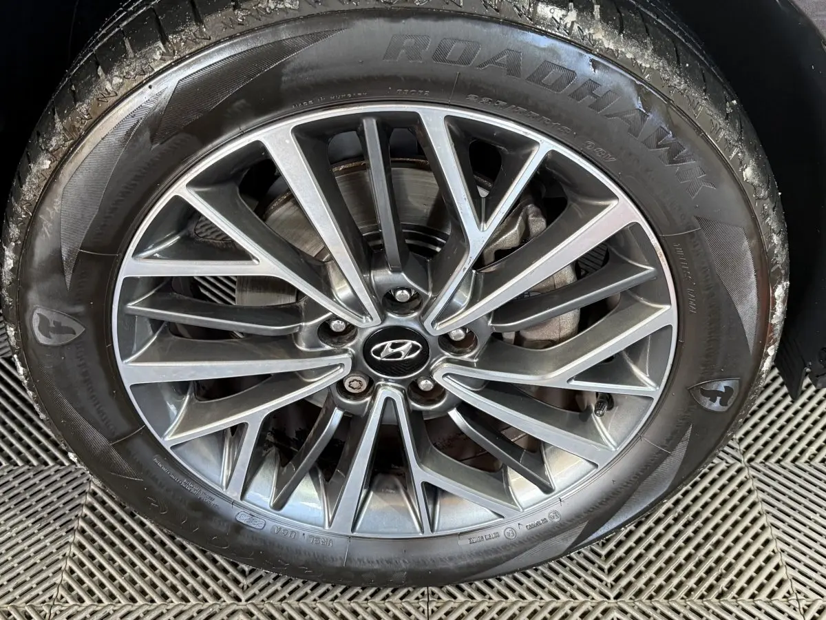 Gros plan sur la jante alliage grise du Hyundai Tucson noir 2019, mettant en valeur le logo Hyundai central.