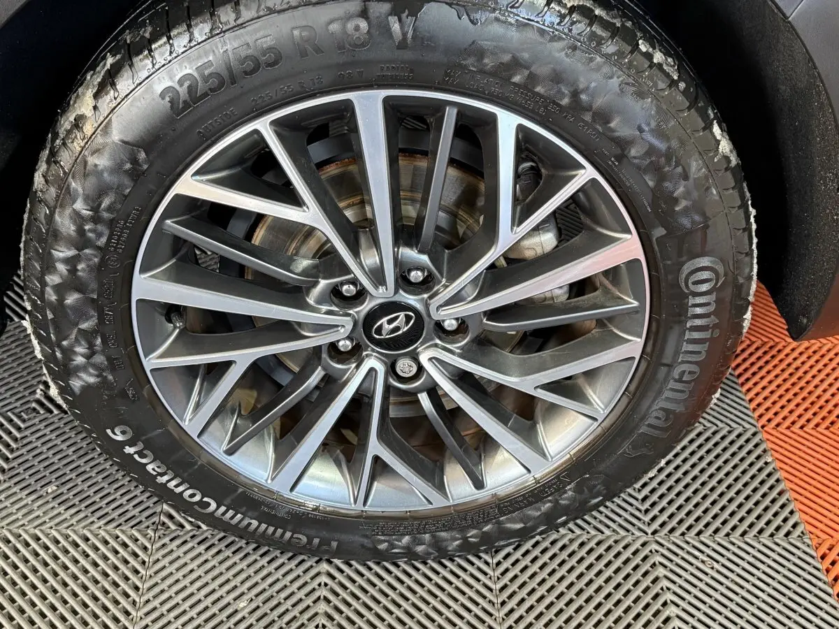 Gros plan sur la jante alliage gris du Hyundai Tucson 1.6 CRDI 136 Premium avec pneu Continental noir.