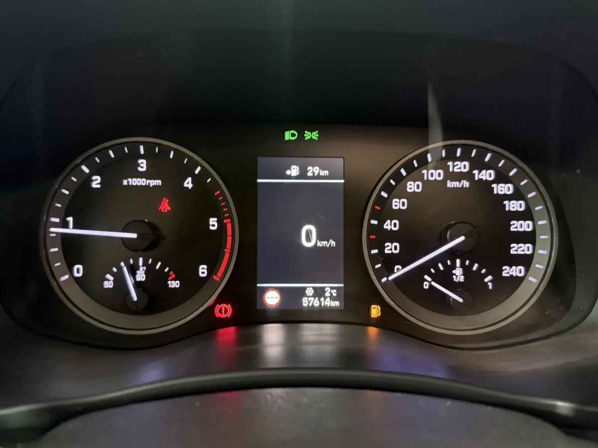 Vue rapprochée du tableau de bord du Hyundai Tucson 2019, affichage digital et compte-tours visibles.