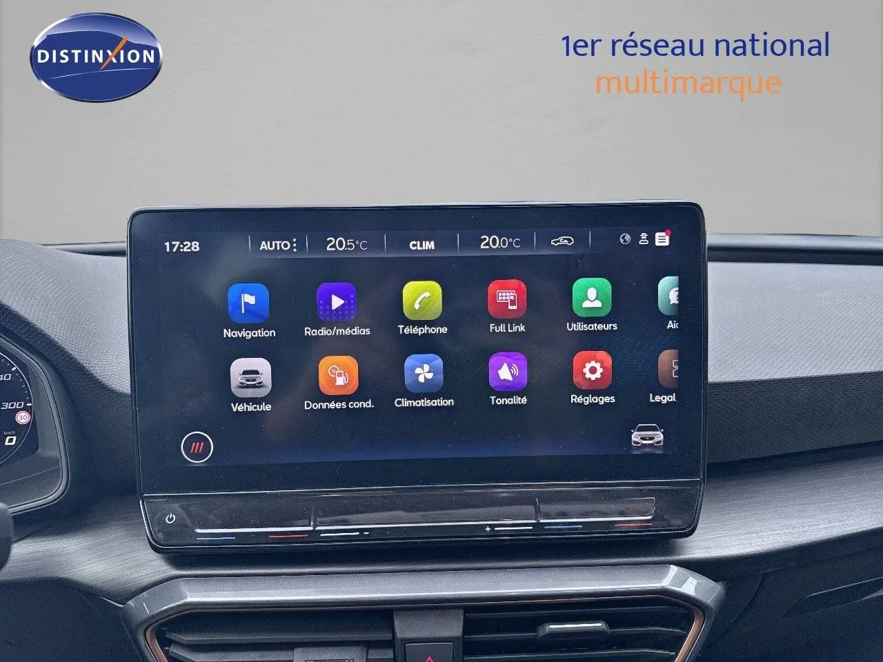 Écran tactile central affichant les menus de navigation et climatisation dans l'habitacle d'une CUPRA LEON ST gris magnétique 2024.