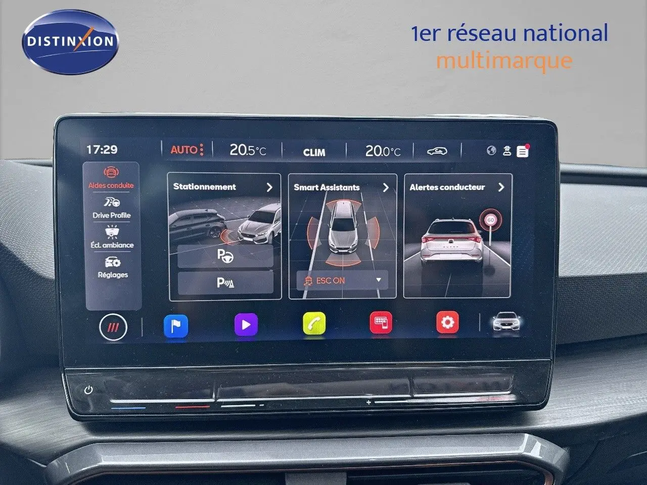 Écran tactile central affichant les aides à la conduite dans l'habitacle d'une CUPRA LEON ST gris magnétique 2024.