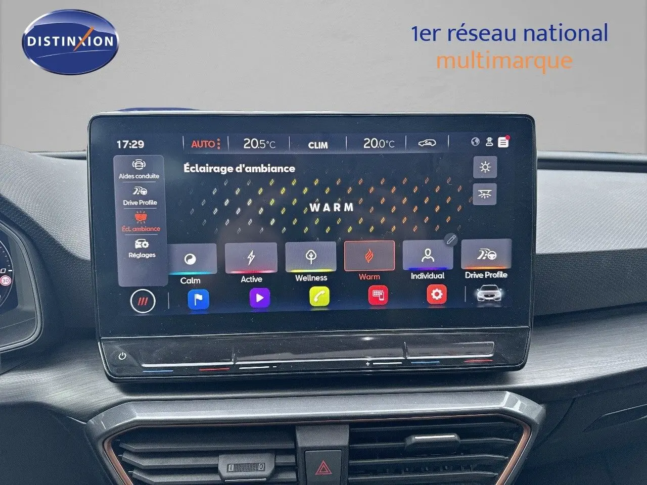 Écran tactile central affichant les réglages d’éclairage d’ambiance dans une CUPRA LEON ST gris magnétique, vue intérieure frontale.