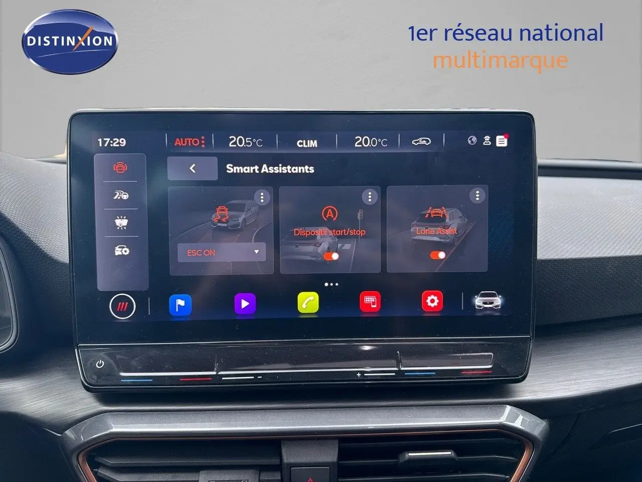 Écran tactile central affichant les assistants intelligents dans l'habitacle d'une CUPRA LEON ST gris magnétique 2024.