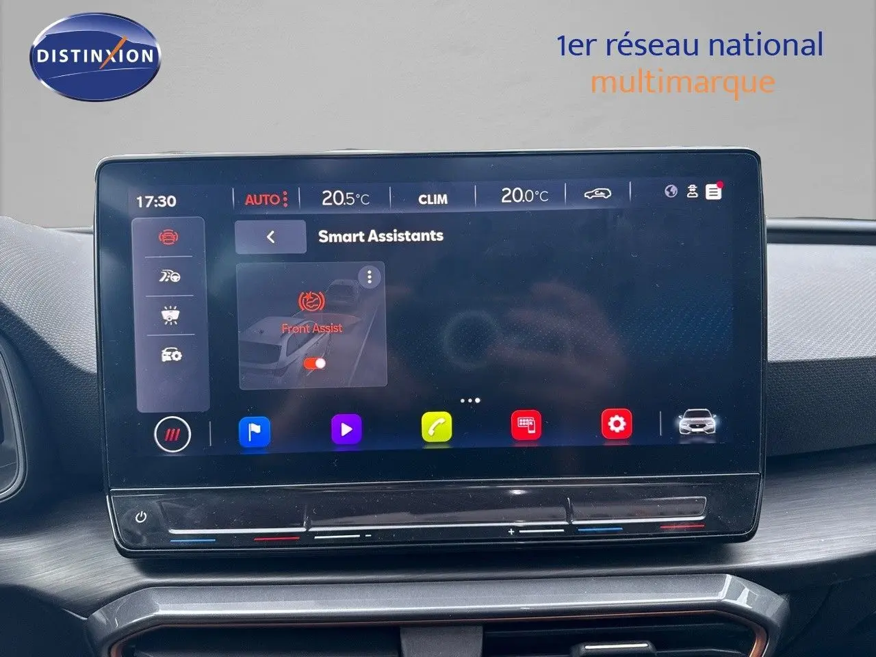 Écran tactile central affichant les assistants intelligents dans l'habitacle d'une CUPRA Leon ST gris magnétique 2024.