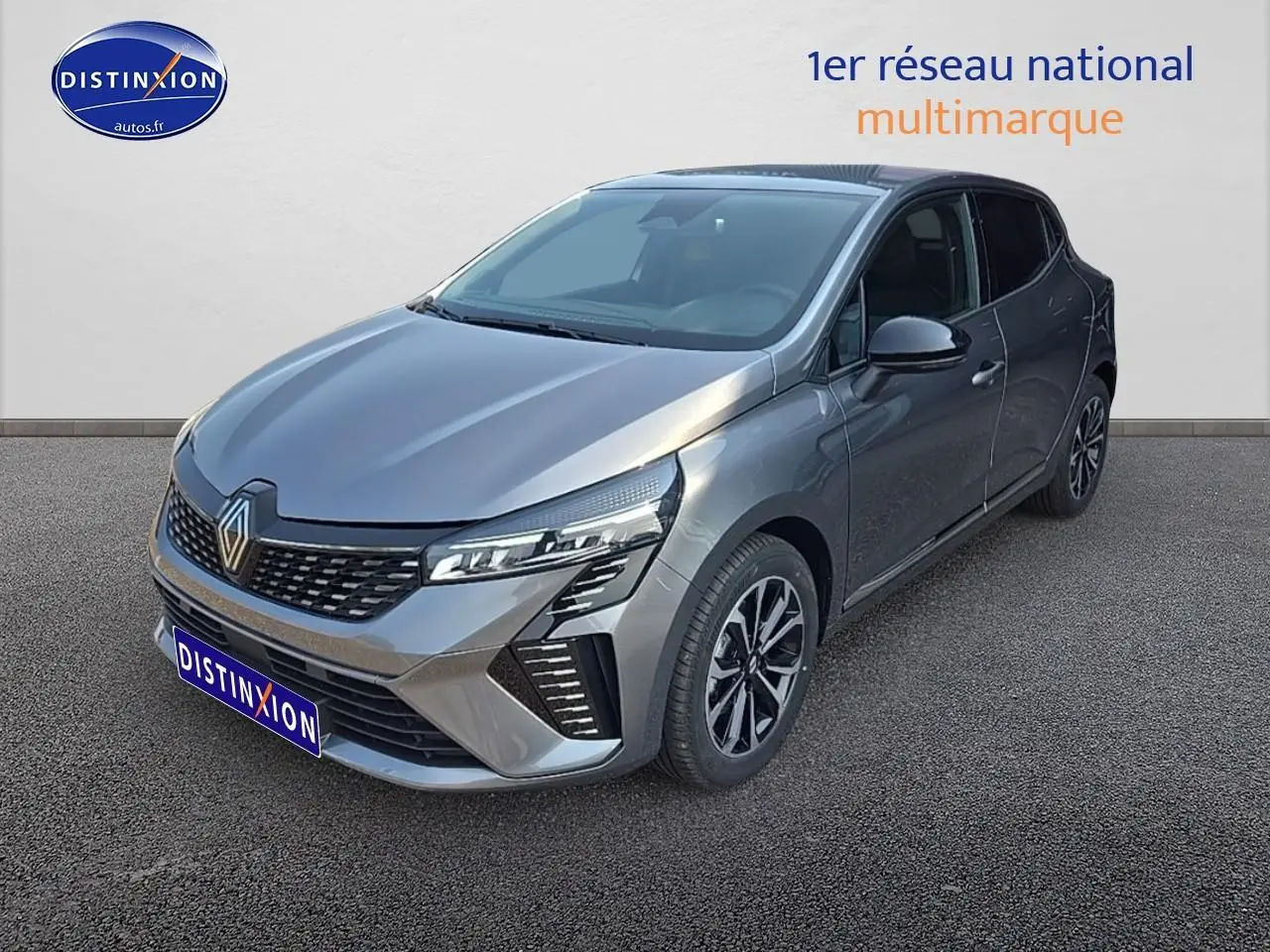 Renault Clio V gris schiste vue 3/4 avant droit avec calandre chromée et feux LED distinctifs.
