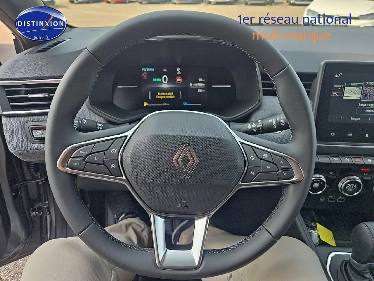 Volant multifonction Renault Clio V 1.6 e-tech 145 techno vu de face avec tableau de bord numérique et écran tactile.