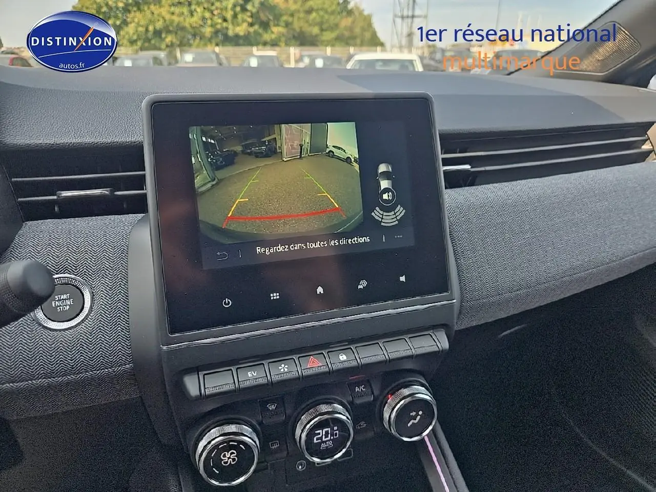 Tableau de bord de Renault Clio V gris schiste, vue centrale sur écran tactile avec caméra de recul et commandes climatisation.