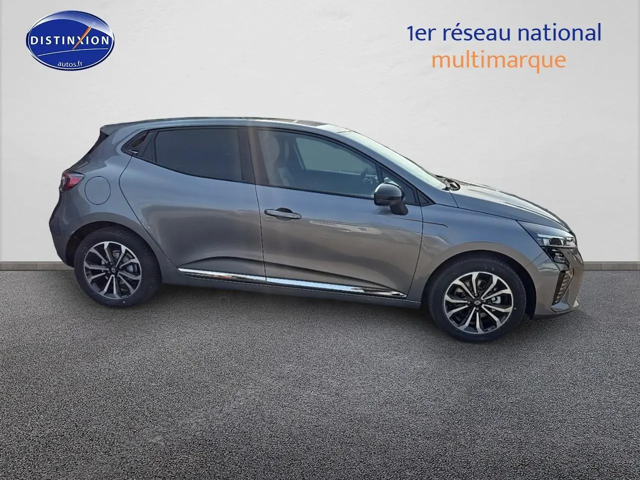 Profil droit d'une Renault Clio V gris schiste 2025 avec jantes alliage et vitres surteintées sur fond neutre.