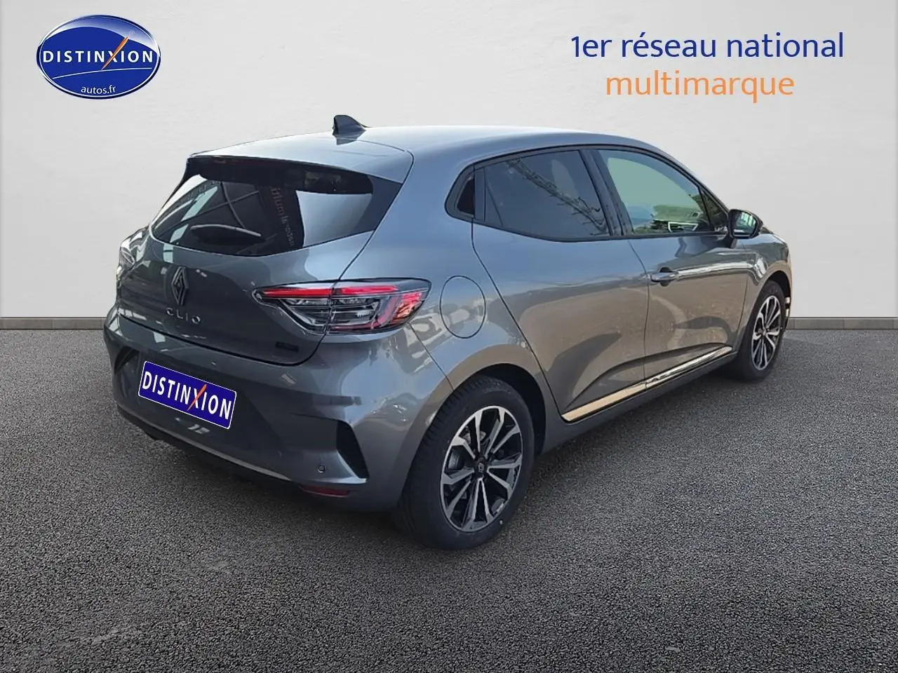 Vue 3/4 arrière droite d'une Renault Clio V gris schiste avec jantes alu et vitres arrière surteintées.