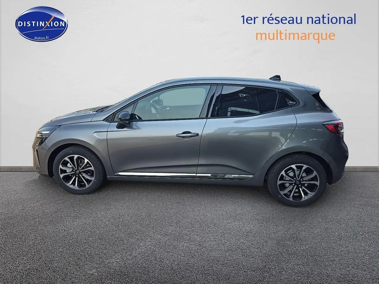 Profil droit d'une Renault Clio V gris schiste 2025 avec jantes alliage et vitres arrière surteintées.