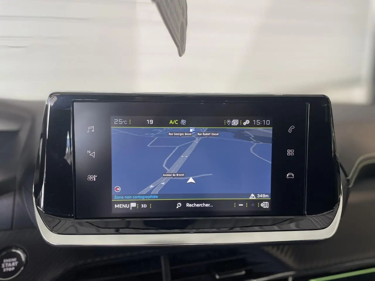 Écran tactile 10 pouces du système de navigation 3D connecté dans le tableau de bord d'une Peugeot 208 gris clair.