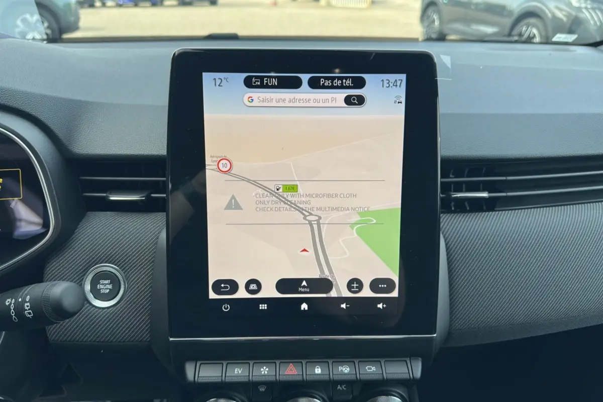 Vue intérieure centrée sur l'écran tactile 9,3 pouces du tableau de bord de la Renault Clio V E-Tech 145 Gris Rafale.