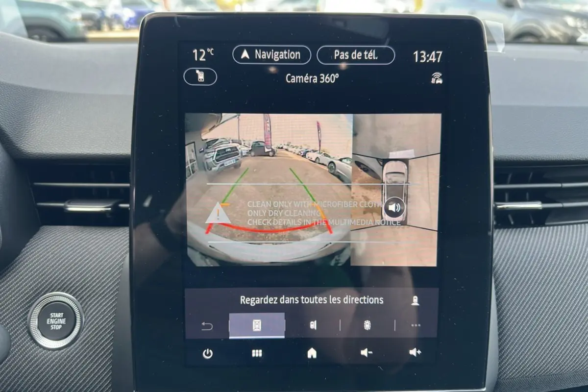 Écran central de la Renault Clio V E-Tech 145 Esprit Alpine Bose montrant la caméra 360° en intérieur.