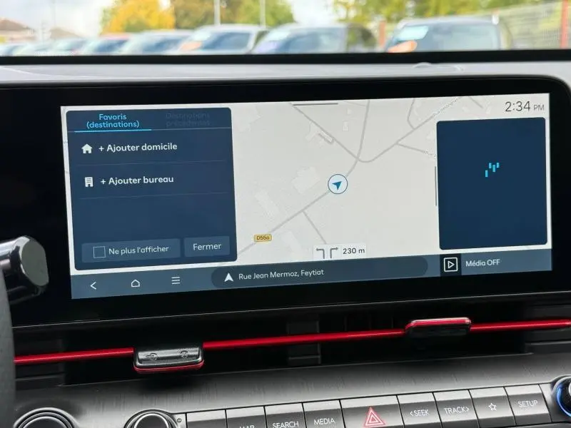 Écran tactile central du tableau de bord du Hyundai Kona 2025, affichant la navigation GPS.