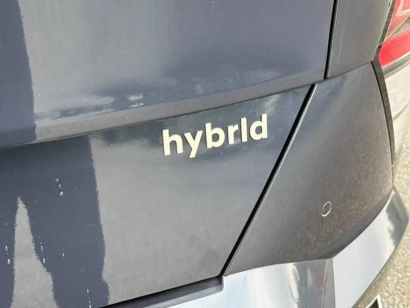 Gros plan sur l'arrière droit d'une Hyundai Kona 2025 Cyber Gray métallisé avec logo "hybrid" visible.