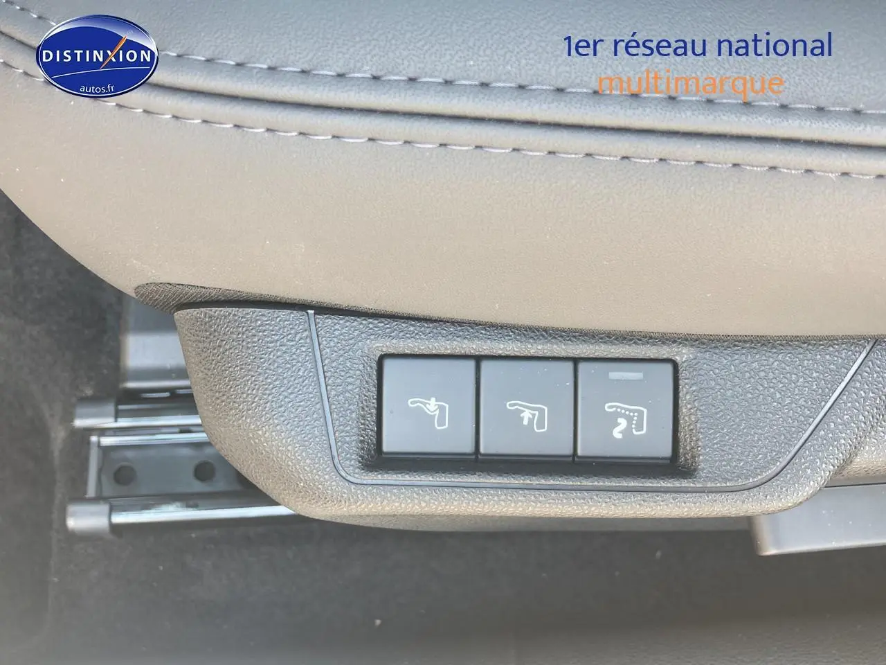 Gros plan sur les commandes de réglage électrique du siège conducteur de l'Alfa Romeo Junior ivoire et noir.