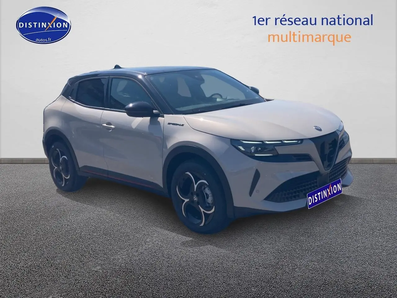 Alfa Romeo Junior 1.2 hybride ivoire et noir, vue 3/4 avant droit avec jantes alliage et phares matrix LED.