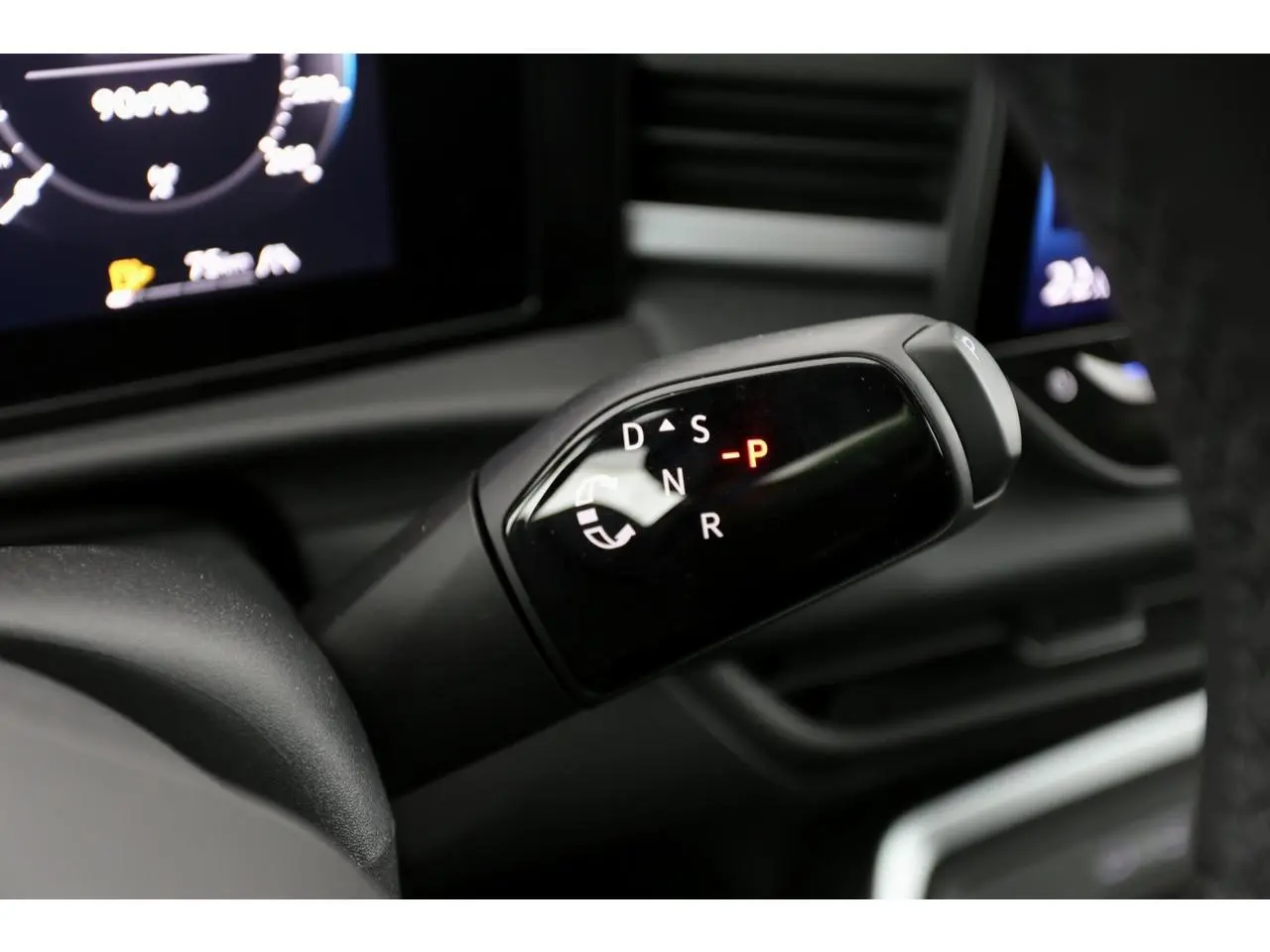Gros plan sur le sélecteur de boîte automatique du Volkswagen T-Roc 2026, affichage lumineux en position parking.