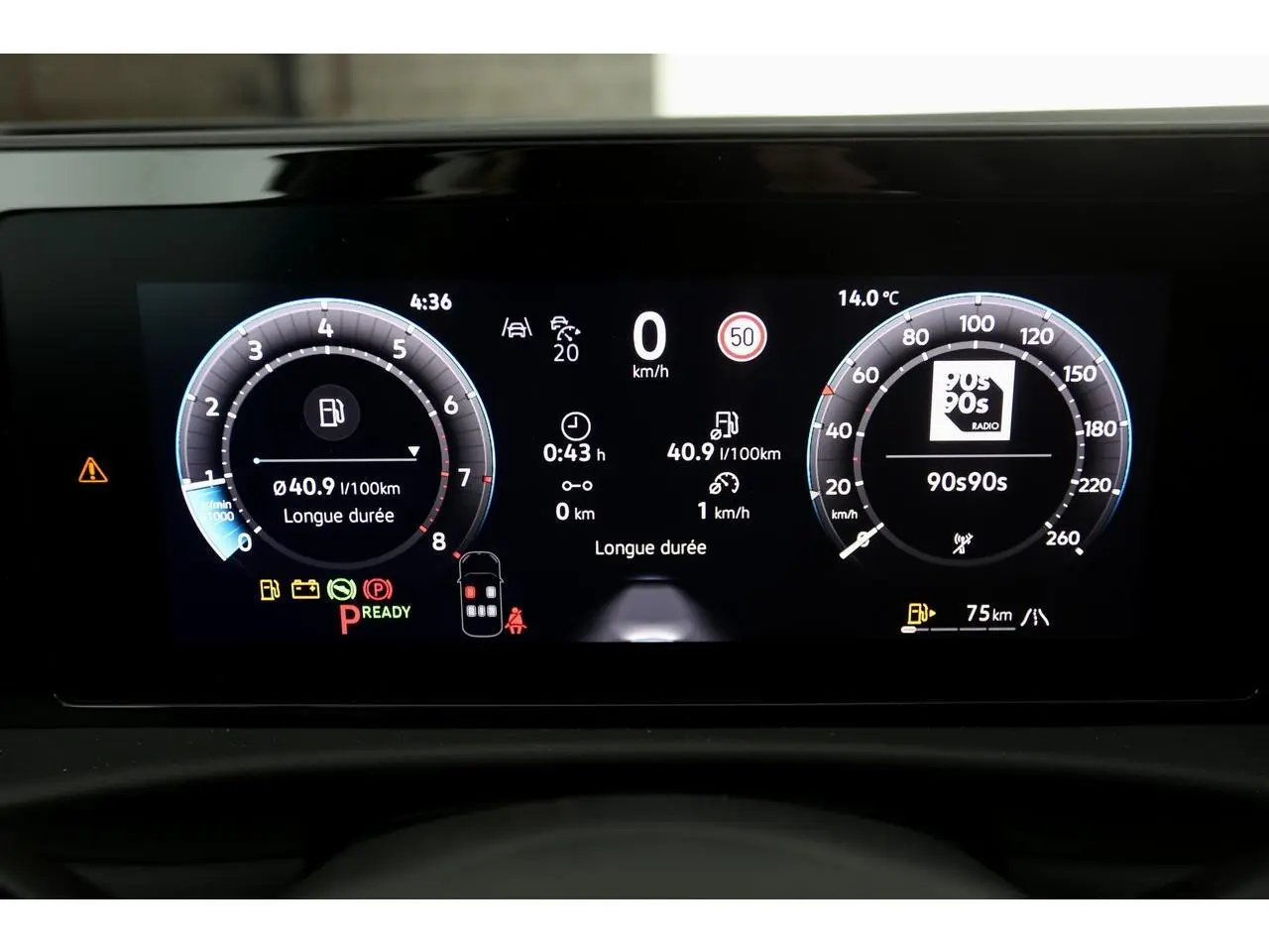 Affichage numérique du tableau de bord du Volkswagen T-Roc 2026, montrant la consommation, vitesse et radio.