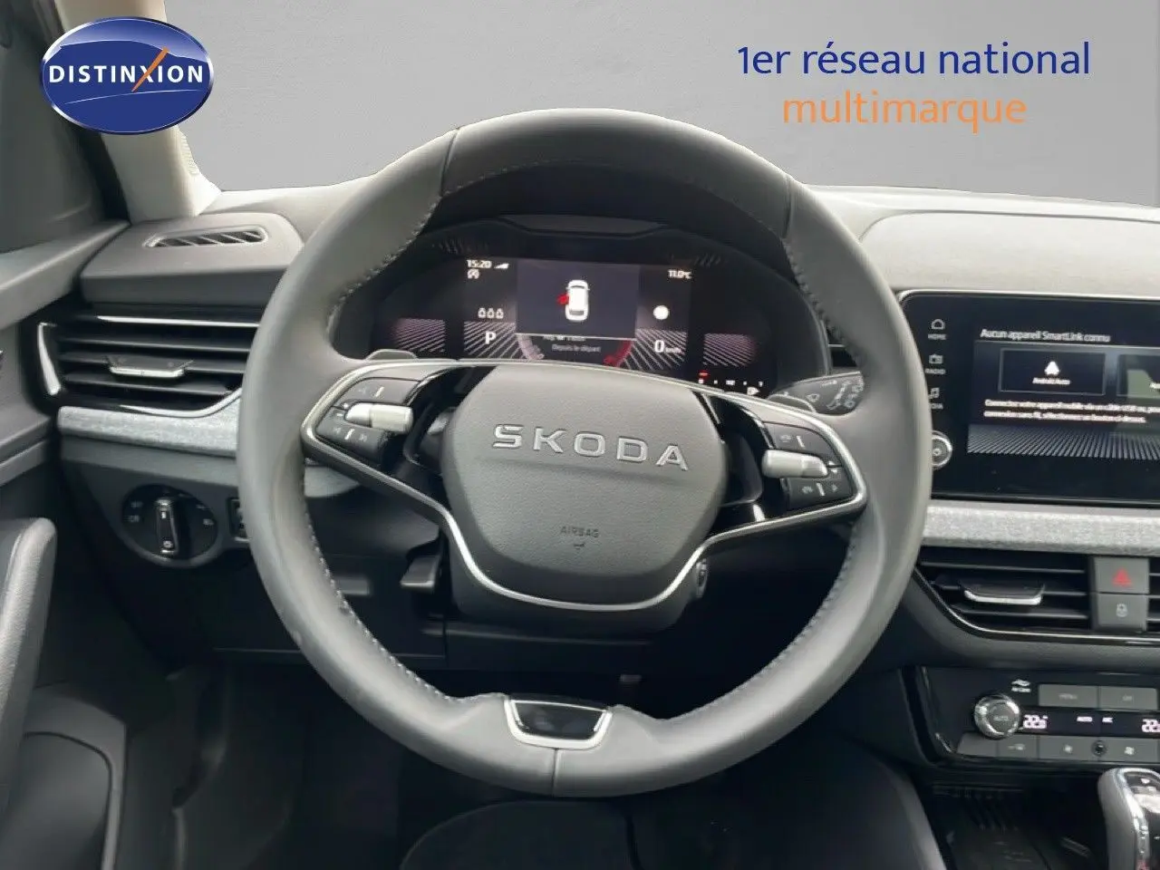 Vue intérieure centrée sur le volant SKODA du KAMIQ noir magique métal avec tableau de bord digital et écran tactile.