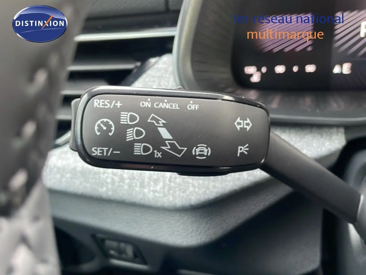 Gros plan sur la manette de commande du régulateur de vitesse dans l'habitacle du Skoda Kamiq noir magique métal.