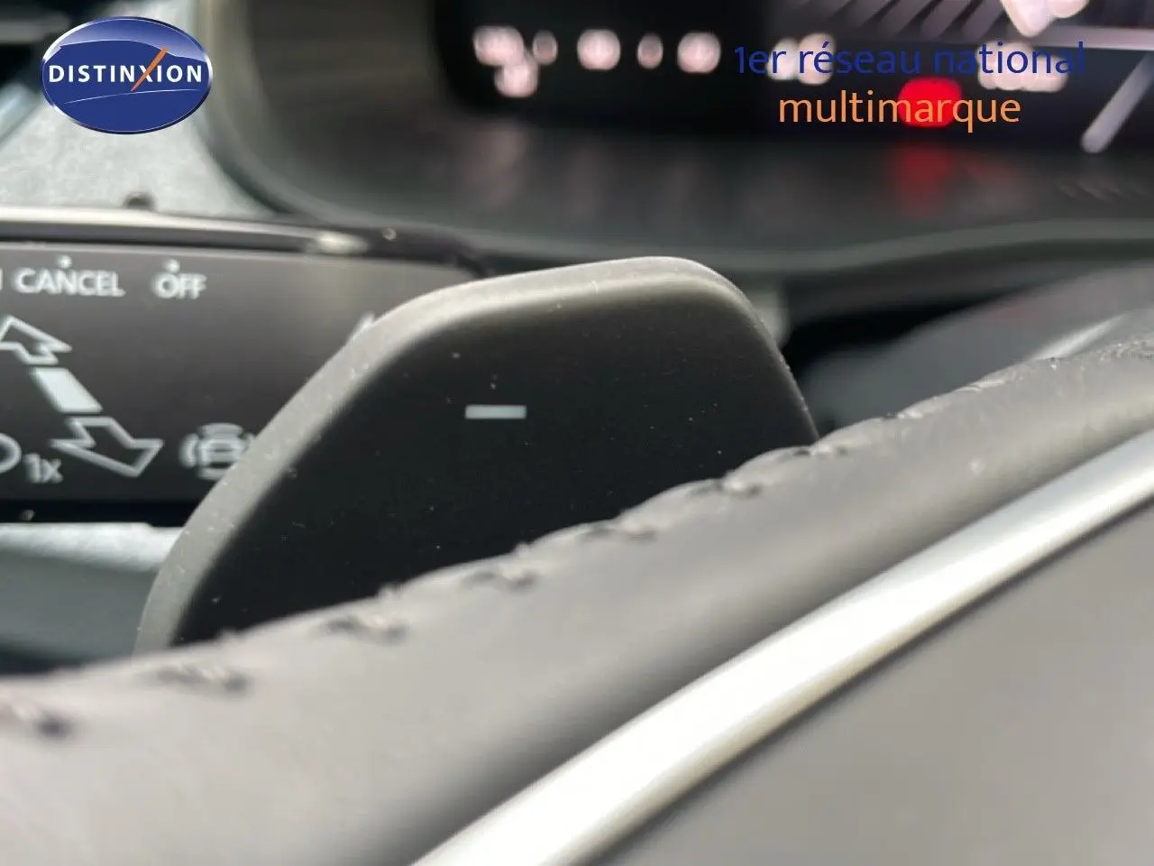 Gros plan sur la palette de changement de vitesse au volant d’un Skoda Kamiq noir magique métal, intérieur cuir noir.