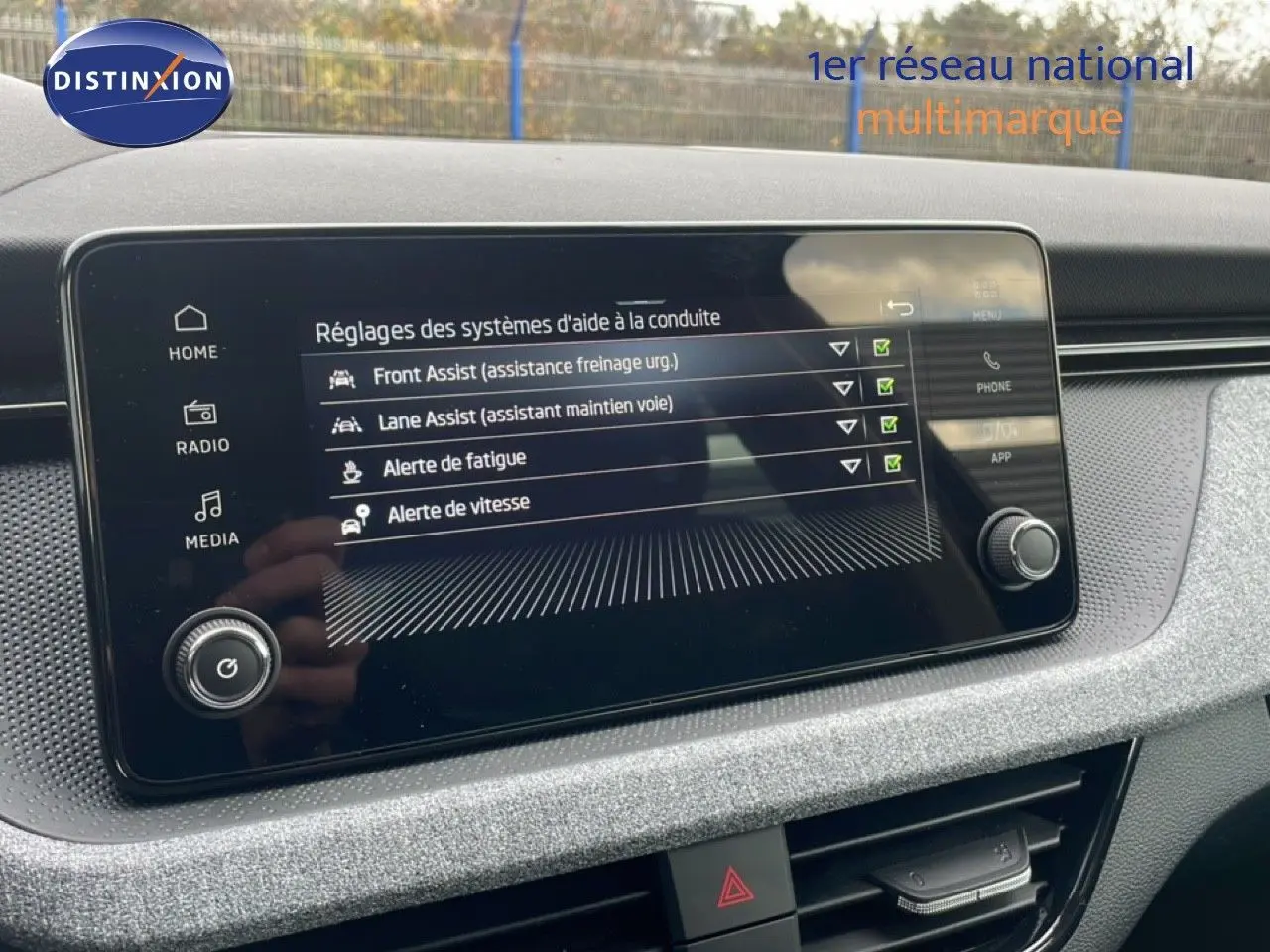 Écran tactile intérieur affichant les réglages d’aide à la conduite du Skoda Kamiq noir magique métal.