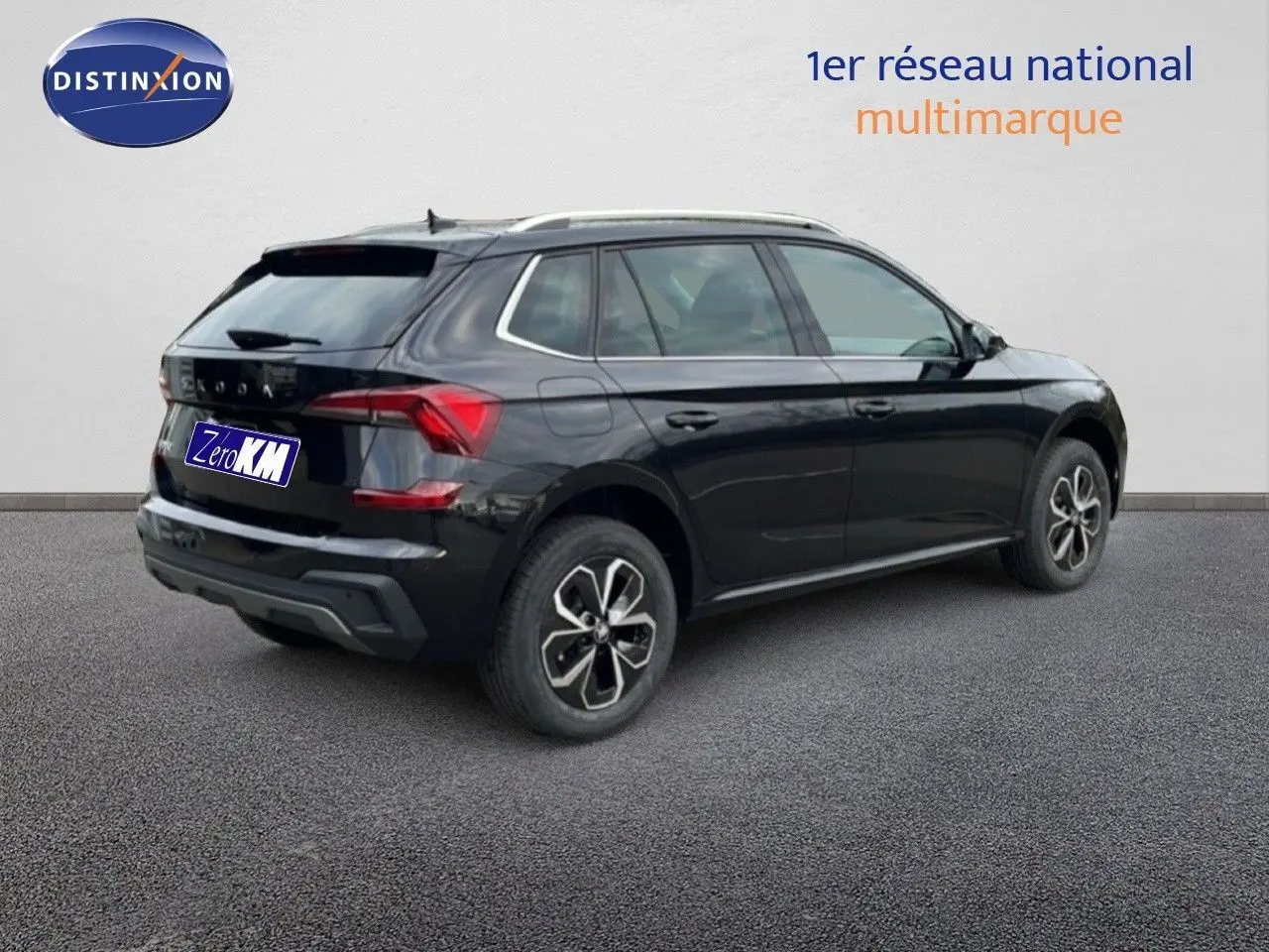 Vue 3/4 arrière droite d'un Skoda Kamiq noir magique métal avec jantes bi-ton et feux LED distinctifs.