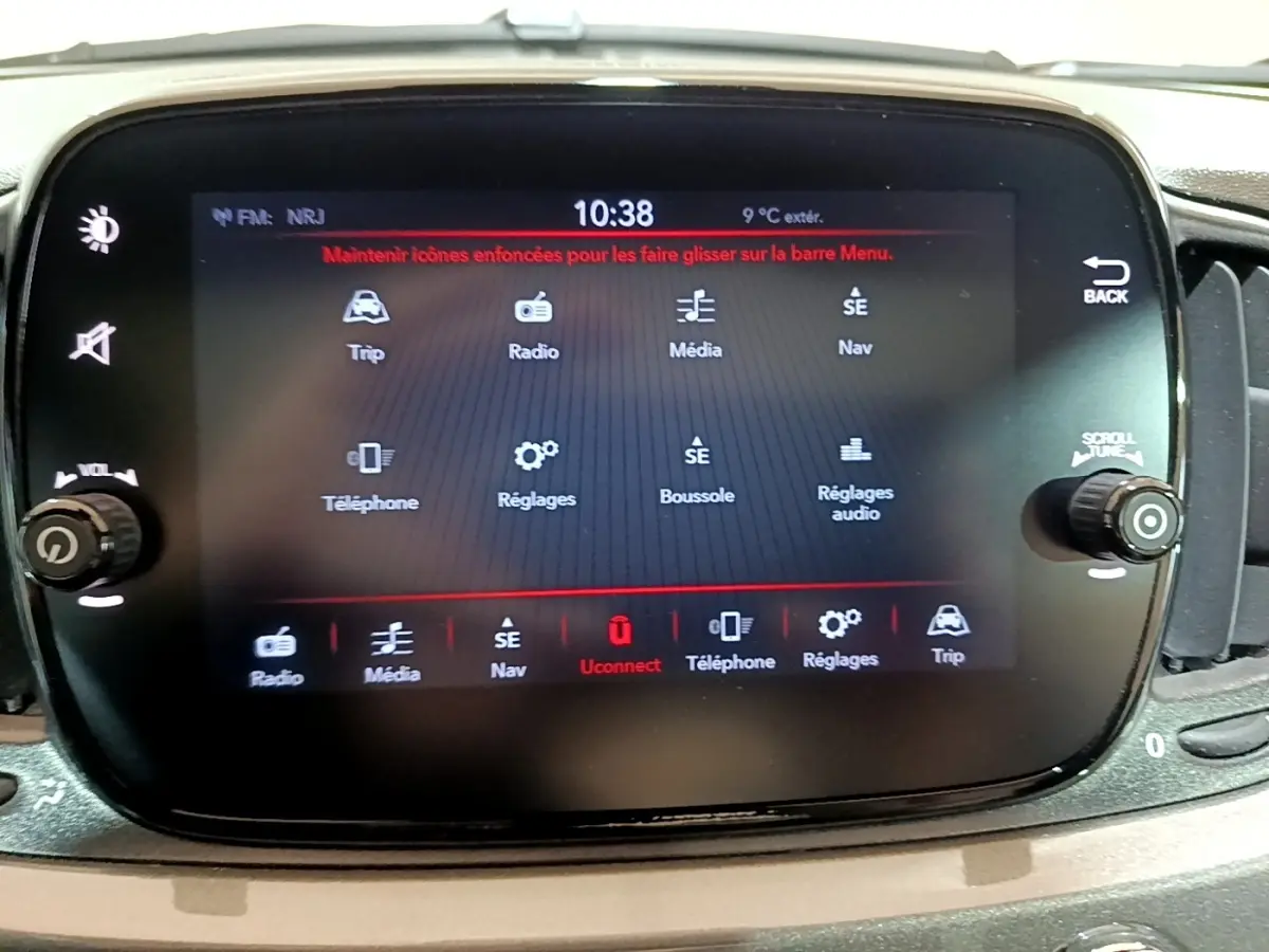Écran tactile central de la Fiat 500 Hybrid gris foncé, affichant le menu principal multimédia et navigation.