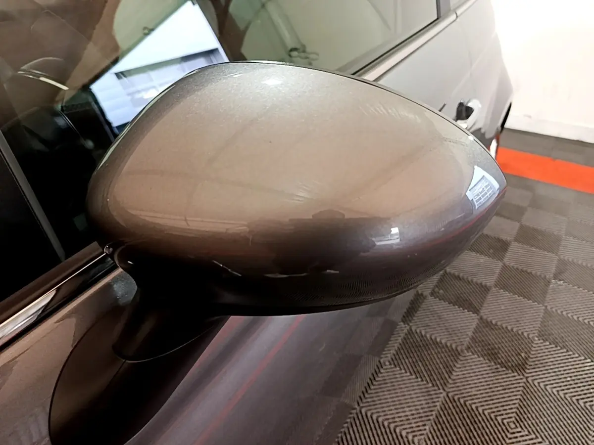 Rétroviseur côté gauche gris foncé de la Fiat 500 Hybrid 2021, vue rapprochée avec reflet du plafond.