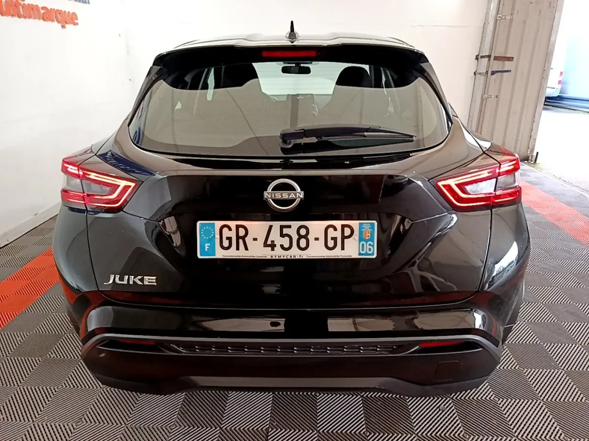 Vue arrière d'un Nissan Juke noir 2023 avec feux LED distinctifs et plaque d'immatriculation française.