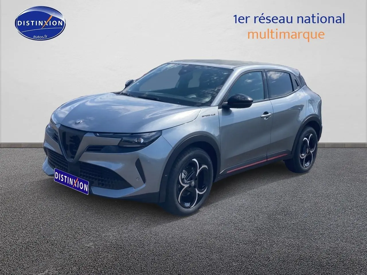 Vue 3/4 avant droite de l'Alfa Romeo Junior 1.2 hybride gris, avec jantes alliage noires et phares matrix LED.