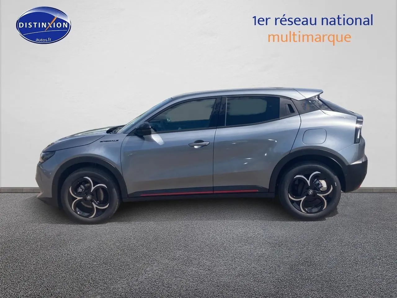 Profil côté gauche de l'Alfa Romeo Junior 1.2 hybride gris 2026 avec jantes alliage et vitres teintées.
